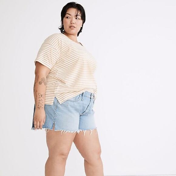 Madewell Plus Relaxed Denim Shorts in Madera Wash Side-Slit Edition - Picture 3 of 7